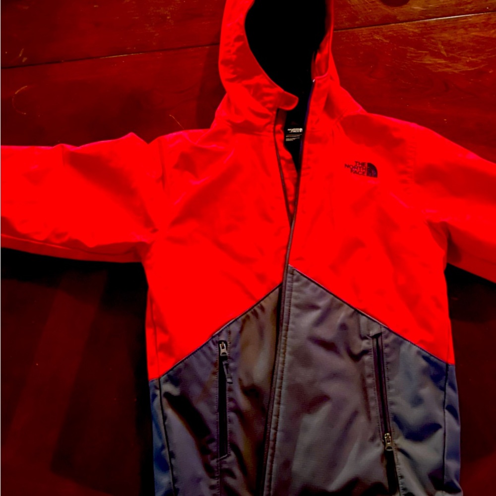PERFECT Boys warm comfy water proof NORTH FACE coat. Your 👦 will❤️